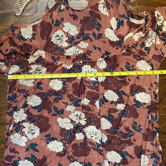 Absolutely stunning floral cold shoulder top in size M - Picture 6 of 9